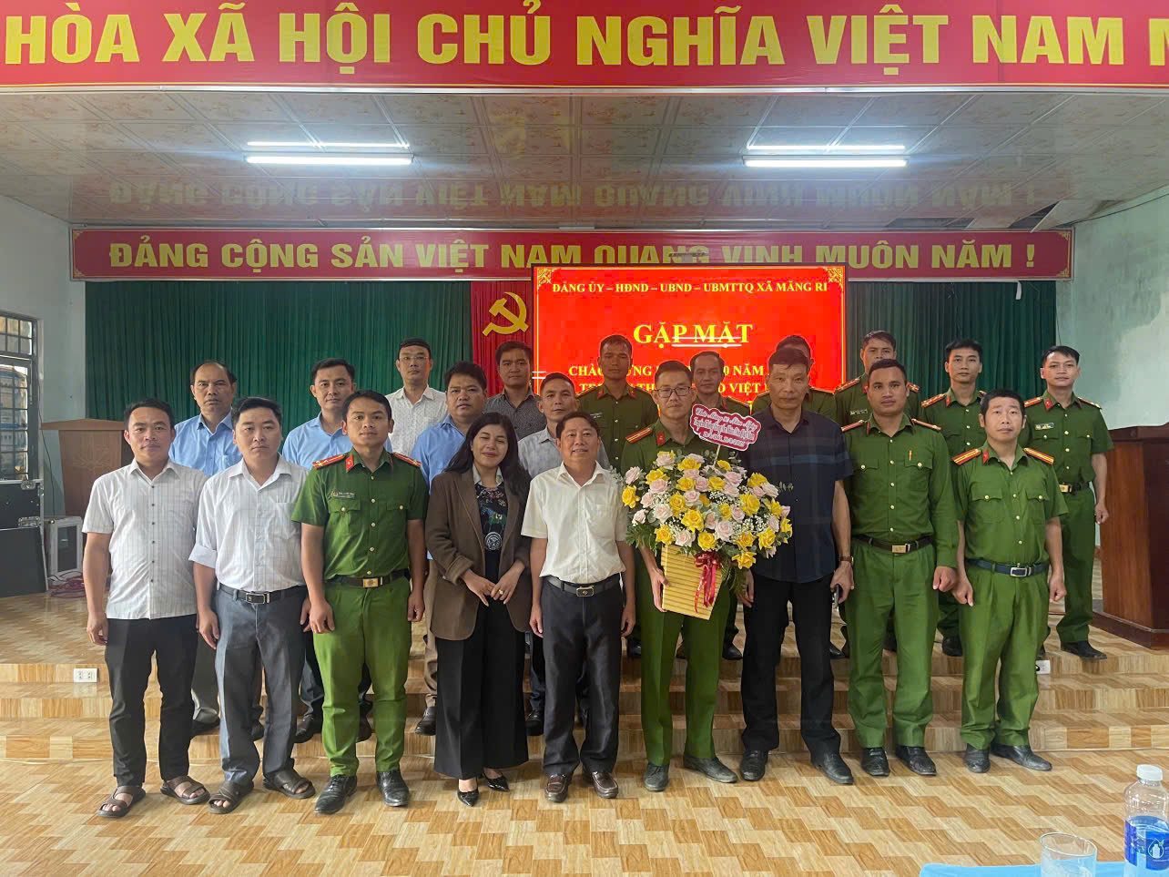 Lãnh đạo Đảng ủy, HĐND và UBND xã chụp ảnh lưu niệm với Công an xã